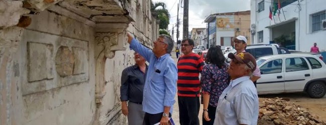 GUARABIRA: Zenóbio acompanha arquiteta e engenheiros em visita a prédio histórico que passará por restauração