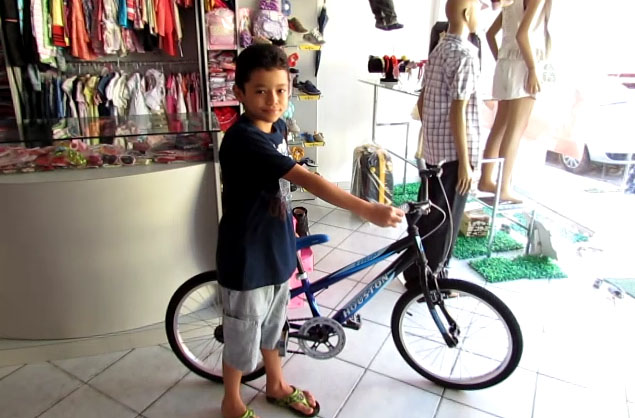 Gabriel ganhou uma bicicleta no sorteio realizado pela loja Moda & Moda