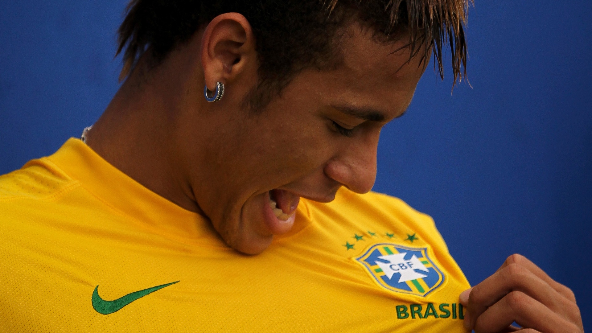 Neymar lança chuteira no Rio e se diz ansioso com o Barça: 'Frio na.